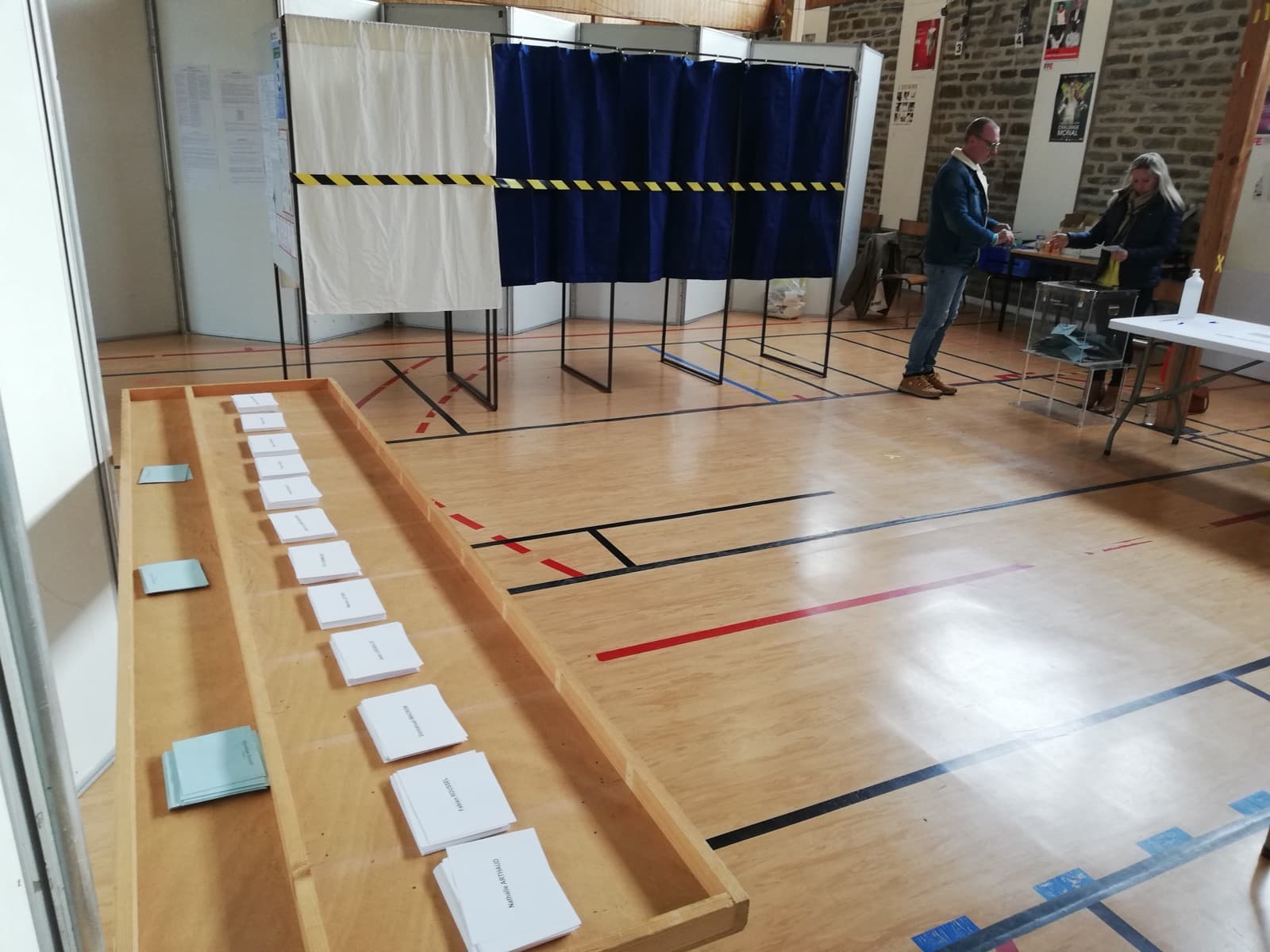 Bureau de vote lors du premier tour de l’élection présidentielle française de 2022