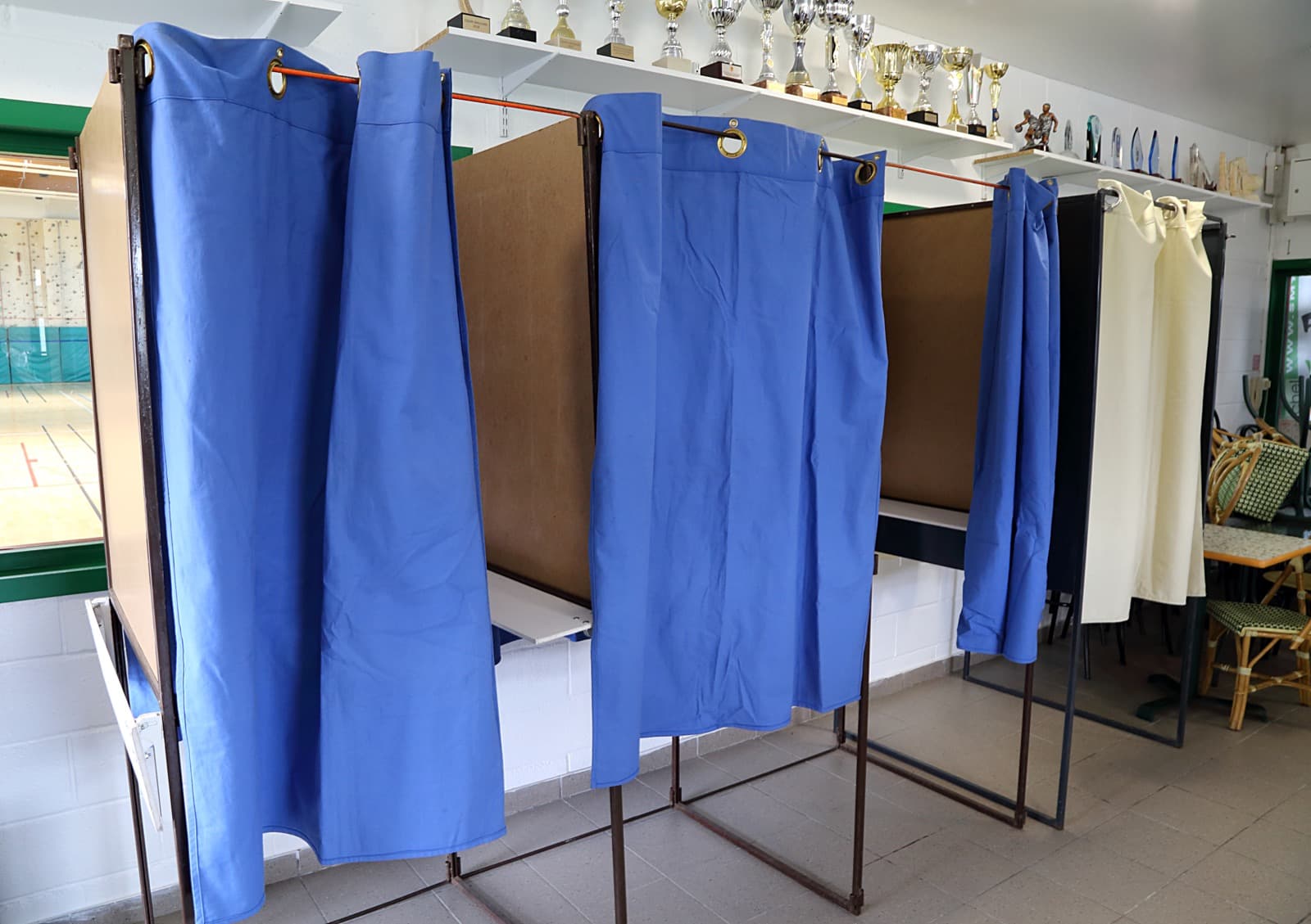 Isoloirs installés dans un bureau de vote en France