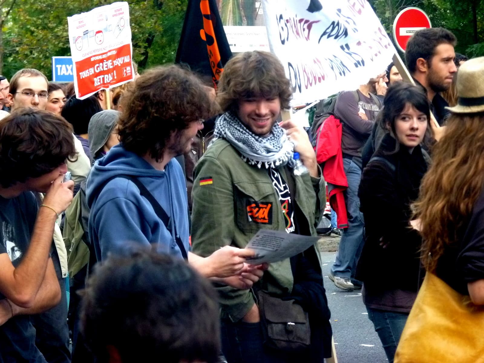 Jeunes manifestants dans une rue de Paris