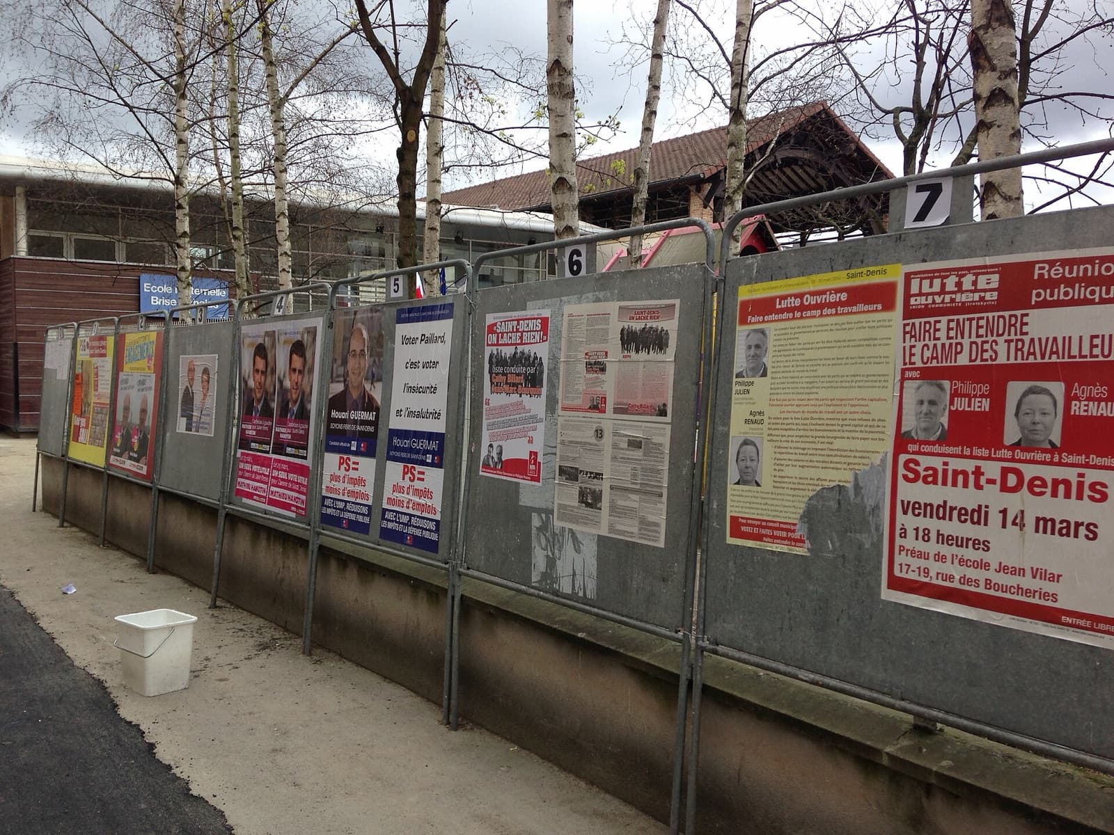 Panneaux d’affichage électoral installés devant un bureau de vote en France